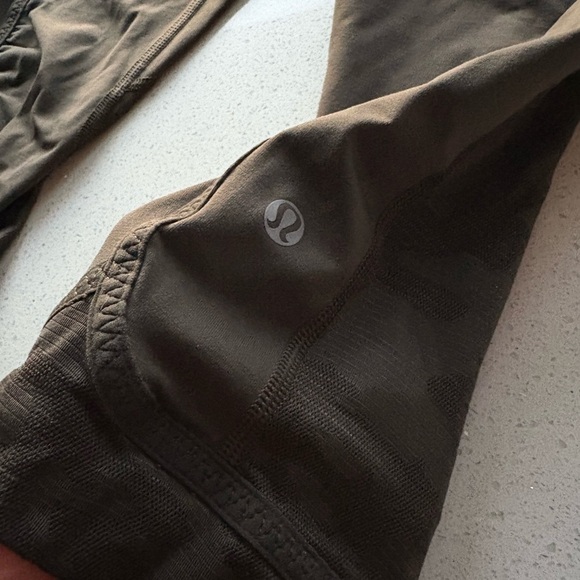 Lululemon- size 6 ladies Olive Green Leggings - Picture 3 of 4